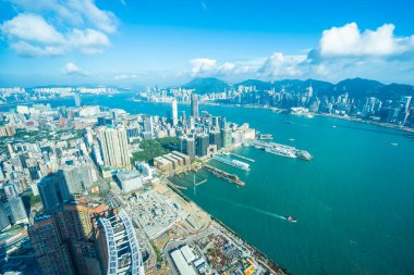 Hong Kong şehrinin güzel mimari binası mavi gökyüzünde ufuk çizgisi.