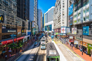 Hong kong, Çin - 15 Eylül, 2018: güzel mimari ve bina ile bir sürü insan ve trafik hong kong causeway bay çevresinde
