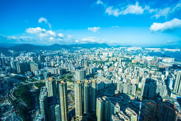 Hong Kong şehrinin güzel mimari binası mavi gökyüzünde ufuk çizgisi.