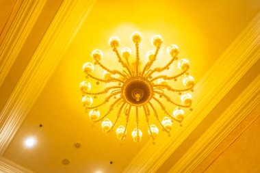 Güzel elektrikli tavan lambası dekorasyonu oda içi