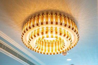 Güzel elektrikli tavan lambası dekorasyonu oda içi