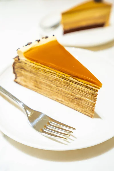 Dulce Postre Con Pastel Crepe Caramelo Plato Blanco — Foto de Stock