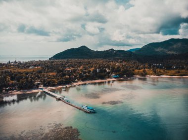 Güzel tropikal plaj ve deniz hurma ve koh samui Adası seyahat ve tatil için diğer ağacında havadan görünümü