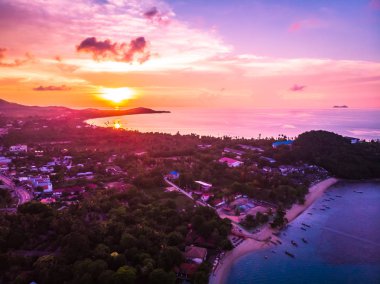 Güzel tropikal plaj ve deniz hurma ve koh samui Adası Tayland tatil ve seyahat için günbatımı zaman diğer ağacında havadan görünümü