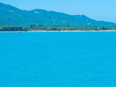 Seyahat ve tatil için mavi gökyüzü arka plan üzerinde beyaz bulut ile güzel tropikal deniz okyanus