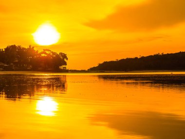 Güzel tropikal plaj deniz ve okyanus ile Hindistan cevizi hurma ağacı gündoğumu zaman seyahat ve tatil için