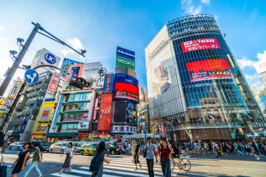 Tokyo, Japonya 29 Temmuz 2018: Shibuya kavşak veya kapısı popüler ve Simgesel Yapı yeme alışveriş için Tokyo'da yerleştirin ve yaya bir sürü burada var