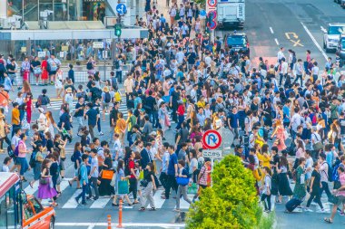 Tokyo, Japonya 29 Temmuz 2018: Shibuya kavşak veya kapısı popüler ve Simgesel Yapı yeme alışveriş için Tokyo'da yerleştirin ve yaya bir sürü burada var