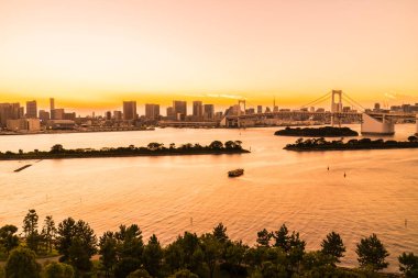 Alacakaranlık günbatımı zaman Japonya'nın tokyo şehir Gökkuşağı Köprüsü ile Cityscape bina güzel mimari