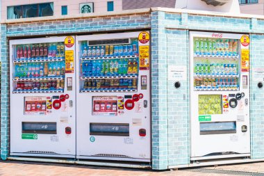 Tokyo, Japonya - 1 Ağustos 2018: Otomat içki ve diğer satış için tokyo Japonya etrafında bir sürü