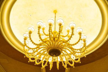 Güzel elektrikli tavan lambası dekorasyonu oda içi