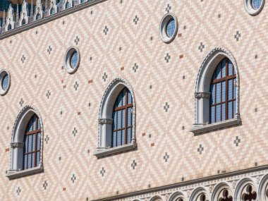 Güzel mimari pencere ve duvar ile bina dış İtalya tarzı