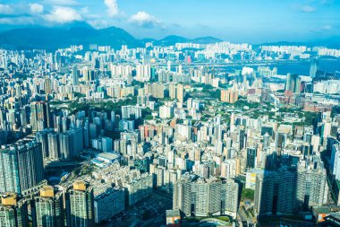 Hong Kong şehrinin güzel mimari binası mavi gökyüzünde ufuk çizgisi.