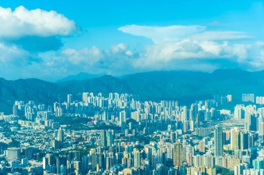 Hong Kong şehrinin güzel mimari binası mavi gökyüzünde ufuk çizgisi.