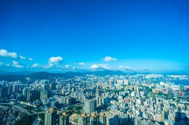 Hong Kong şehrinin güzel mimari binası mavi gökyüzünde ufuk çizgisi.