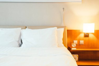 Beyaz yastık yatak otel yatak odası iç dekorasyon