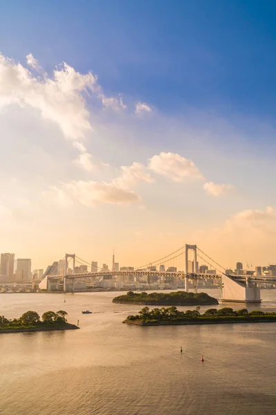 日本美丽的建筑景观与彩虹桥的东京城市 — 图库照片