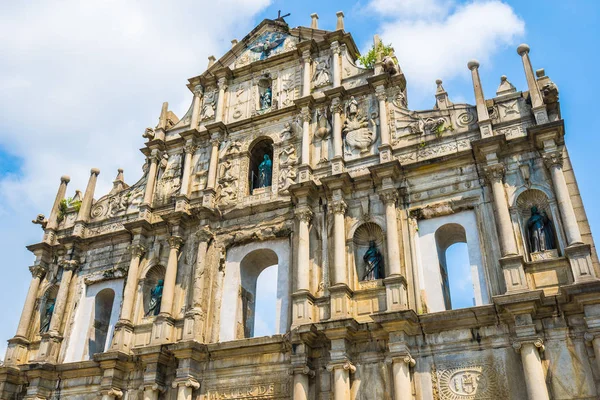 青い空を背景にマカオの聖ポール教会ランドマークの荒廃と美しい古い建築 — ストック写真