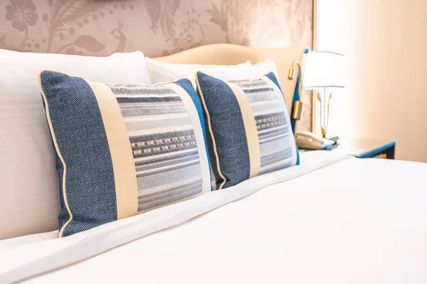 Przyjemne Poduszkę Łóżko Źródło Światła Dekoracji Wnętrza Sypialni — Zdjęcie stockowe