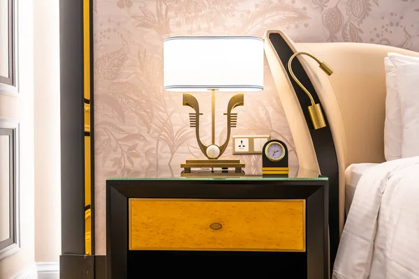 Bantal Komfotabil Tempat Tidur Dengan Lampu Hias Interior Kamar Tidur — Stok Foto