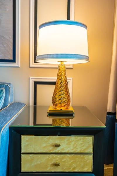 Lampu Terang Sisi Meja Dengan Bantal Dan Dekorasi Sofa Interior — Stok Foto