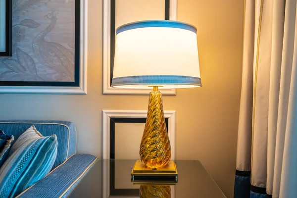 Lampe Auf Der Tischseite Mit Kissen Und Sofa Dekoration Wohnzimmerinnenraum — Stockfoto
