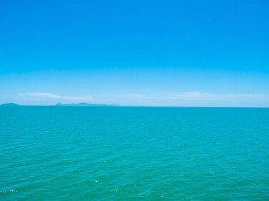 Seyahat ve tatil için mavi gökyüzü arka plan üzerinde beyaz bulut ile güzel tropikal deniz okyanus