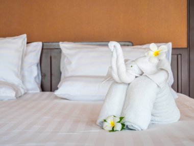 Beyaz fil havlu ve yatak otel yatak odası iç dekorasyonda rahat yastık