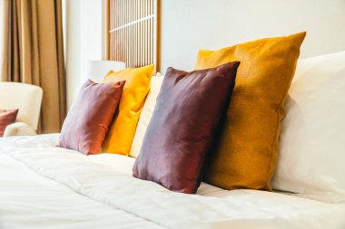 Yatakta ışık lamba mobilya dekorasyon iç otel yatak odası ile konforlu yastık