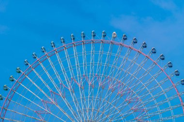 Mavi gökyüzü arka plan üzerinde eğlence Festivali Park'taki dönme dolap