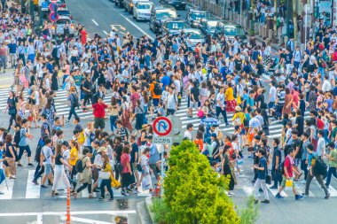 Tokyo, Japonya 29 Temmuz 2018: Shibuya kavşak veya kapısı popüler ve Simgesel Yapı yeme alışveriş için Tokyo'da yerleştirin ve yaya bir sürü burada var