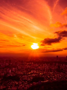Güzel havadan görünümü, mimari ve günbatımı zaman Japonya'nın tokyo şehir etrafında bina