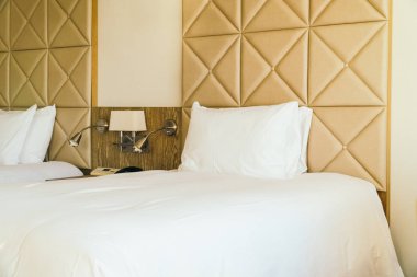 Beyaz rahat yastık yatak dekorasyon otel yatak odası iç ışık lamba ile