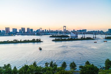 Alacakaranlık günbatımı zaman Japonya'nın tokyo şehir Gökkuşağı Köprüsü ile Cityscape bina güzel mimari