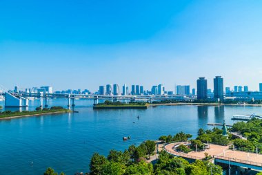 Bina Cityscape ile Gökkuşağı Köprüsü Japonya'da tokyo şehrinin güzel mimari