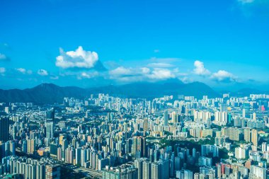 Hong Kong şehrinin güzel mimari binası mavi gökyüzünde ufuk çizgisi.