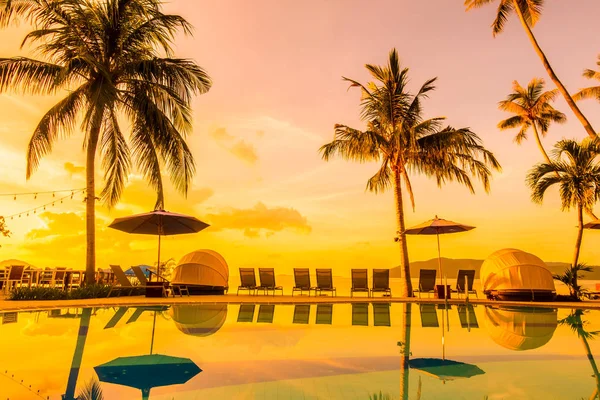 Schöne Aussicht Freien Mit Sonnenschirm Und Liegestuhl Rund Das Schwimmbad — Stockfoto