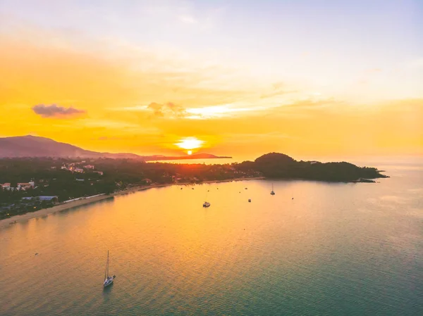 Vista Aérea Hermosa Playa Tropical Mar Con Palmeras Otros Árboles — Foto de Stock