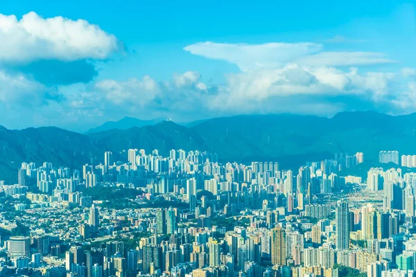 Hong Kong şehrinin güzel mimari binası mavi gökyüzünde ufuk çizgisi.