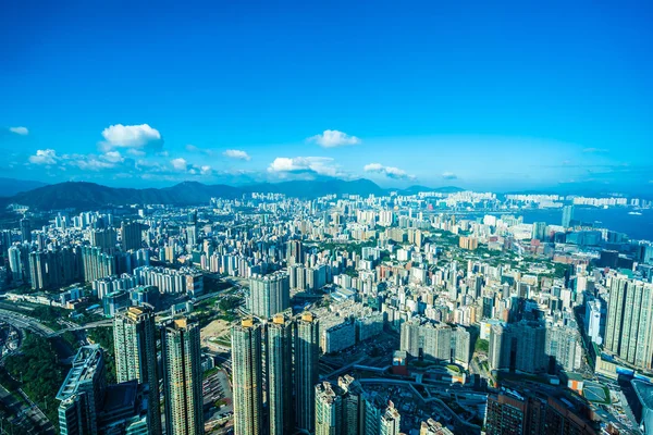 青空に香港シティスカイラインの外観の街並みを構築する美しい建築 — ストック写真