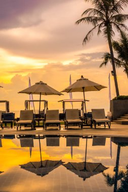 Güzel lüks otel ve tatil seyahat ve tatil için sandalye ve şemsiye ile açık yüzme havuzu