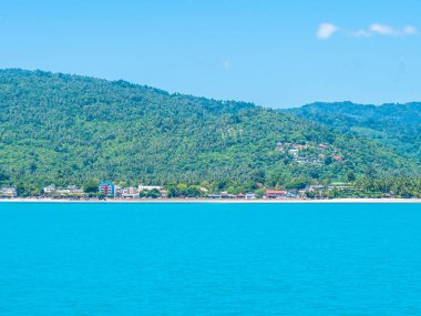 Seyahat ve tatil için mavi gökyüzü arka plan üzerinde beyaz bulut ile güzel tropikal deniz okyanus
