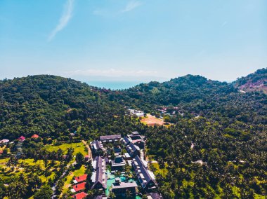 Seyahat ve tatil için adada güzel tropikal plaj ve deniz ağaçları ile havadan görünümü