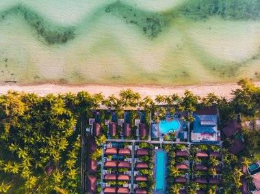 Seyahat ve tatil için adada güzel tropikal plaj ve deniz ağaçları ile havadan görünümü
