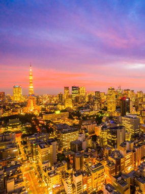 Şehir Japonya'da günbatımı zamanı, güzel mimarisi ve tokyo kule