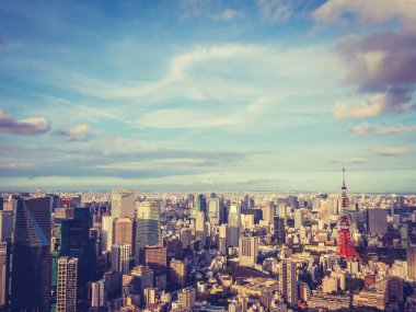 Japonya'da mavi gökyüzü ve beyaz bulut ile güzel mimari ve yapı ile tokyo tokyo şehir etrafında kule