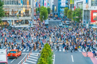 Tokyo, Japonya 29 Temmuz 2018: Shibuya kavşak veya kapısı popüler ve Simgesel Yapı yeme alışveriş için Tokyo'da yerleştirin ve yaya bir sürü burada var