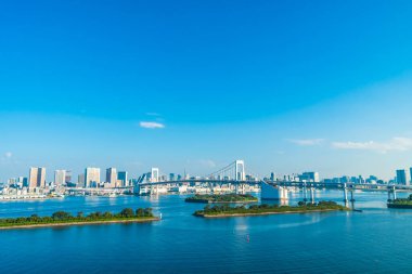 Bina Cityscape ile Gökkuşağı Köprüsü Japonya'da tokyo şehrinin güzel mimari