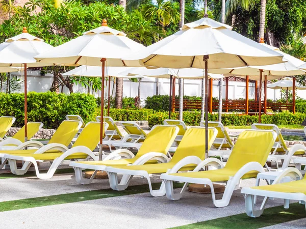 Parasol Krzesło Luksus Odkrytym Basenie Hotelu Resort Wakacje Podróże — Zdjęcie stockowe