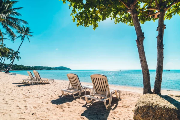 美丽的热带海滩和海与椅子在蓝天为旅行和假期 — 图库照片